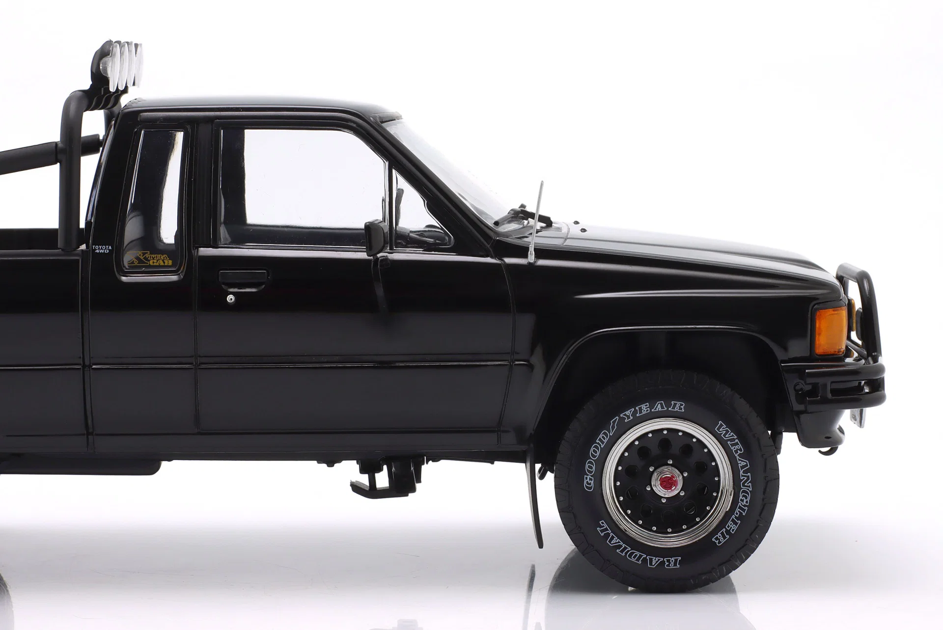 Toyota Truck Xtra Cab 4x4 Hilux Powrót do przyszłości II 1989 1:18 KKDC181565 - obrazek 6