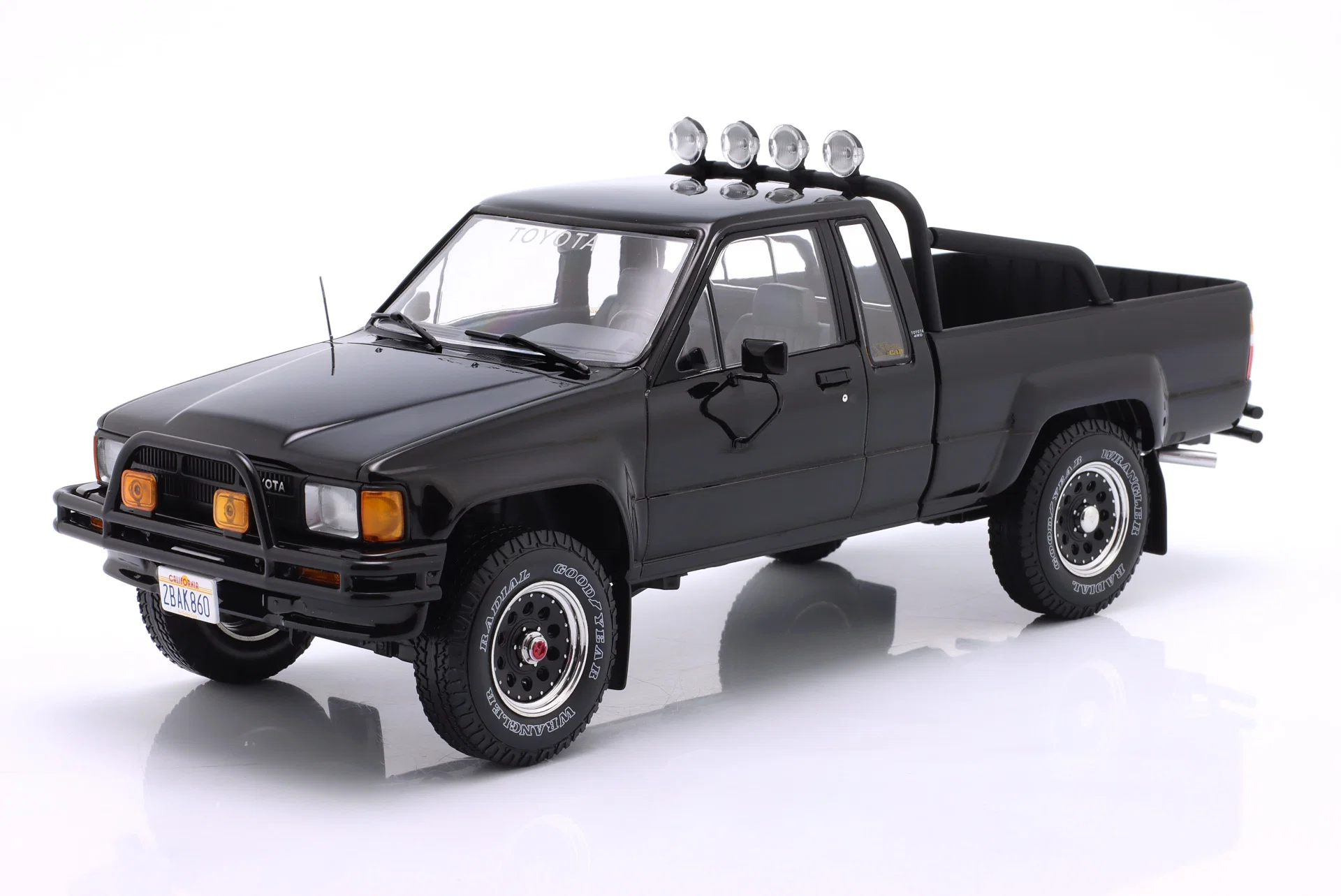 Toyota Truck Xtra Cab 4x4 Hilux Powrót do przyszłości II 1989 1:18 KKDC181565
